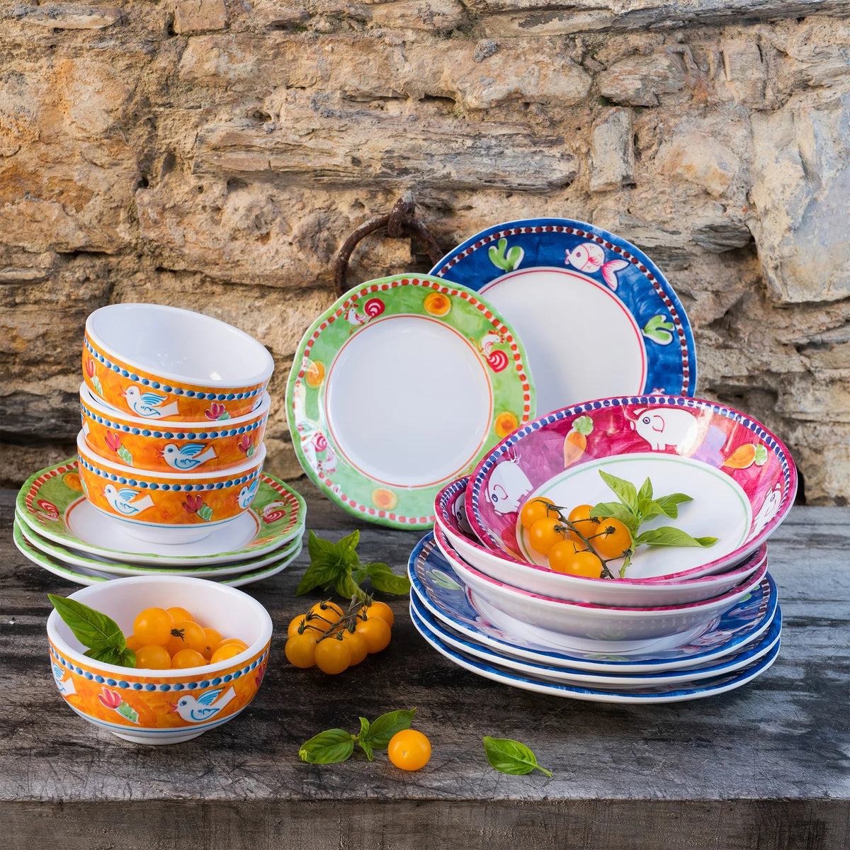 The VIETRI Melamine Campagna Salad Plate features handpainted birds, adding charm to your outdoor dining experience.
