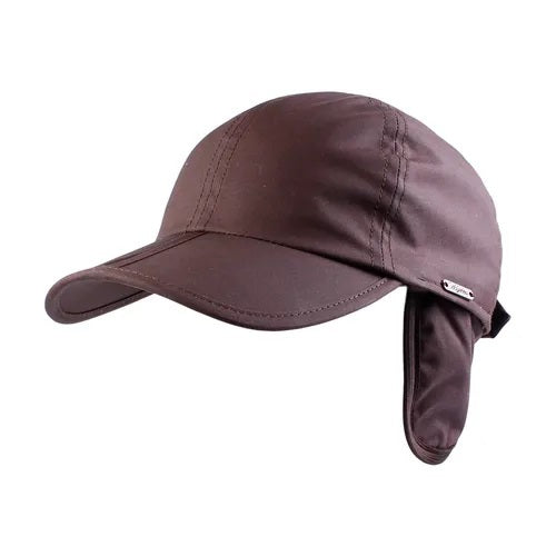 The WIGENS - Classic Baseball Cap in Waxed Cotton with Fleece Lining in Dark Brown combines timeless style and cold-weather functionality. Crafted from smooth, waxed cotton, this dark brown cap features a curved brim and side ear flaps lined with soft fleece for extra warmth. A small metallic WIGENS logo accents the right ear flap, making this cap a practical and stylish choice for winter days.