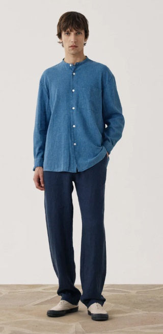 HARTFORD Linen Joggy Pants in Navy feature an elastic waistband, drawstring, side pockets, and a relaxed fit. Crafted from breathable linen by HARTFORD, these joggers are showcased on a plain background.