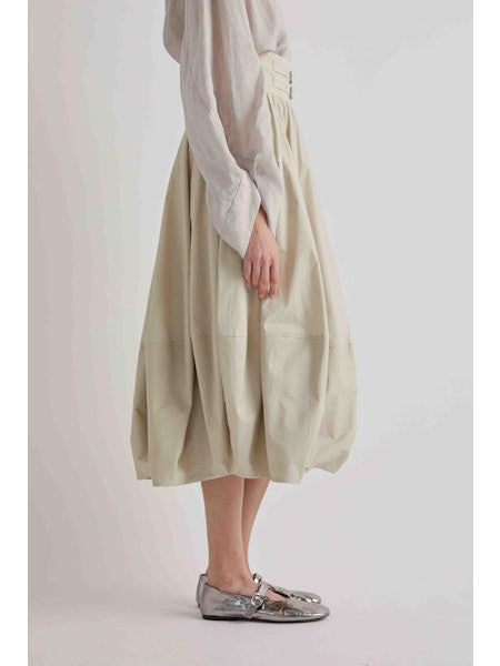 A rich oak brown fills the image, resembling a blank canvas ready to showcase the bold form of the MEIMEIJ - BALOON SKIRT IN OAK by MEIMEIJ.