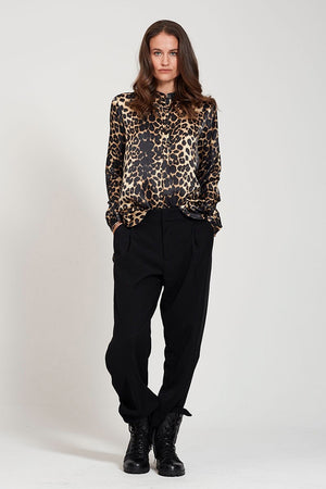 The 0039 ITALY - ALISAR BLOUSE showcases an elegant stand-up collar and long sleeves, highlighted by a striking black and tan leopard print, beautifully set against a plain gray background.