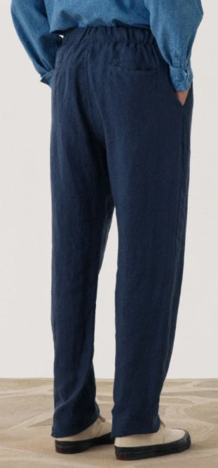 HARTFORD Linen Joggy Pants in Navy feature an elastic waistband, drawstring, side pockets, and a relaxed fit. Crafted from breathable linen by HARTFORD, these joggers are showcased on a plain background.