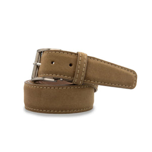 The LEN LIFESTYLE ALCANTARA Belt in Machiatto with beige stitching, featuring a silver buckle and adjustable holes, is displayed in a circular shape on a white background.