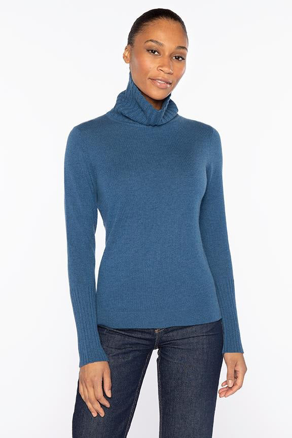 The KINROSS CHUNKY TRIM CASHMERE TURTLENECK features long sleeves, a ribbed collar, cuffs, and straight hem in black—timeless luxury crafted by KINROSS and displayed against a white background.