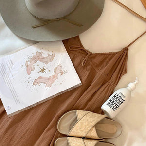 CIE Luxe Brands' COMPAGNIE DE PROVENCE - WHITE TEA HAND CREAM comes in a sleek white lacquered glass pump bottle. Infused with white tea fragrance and enriched with shea butter, it promises to nourish your hands exquisitely.