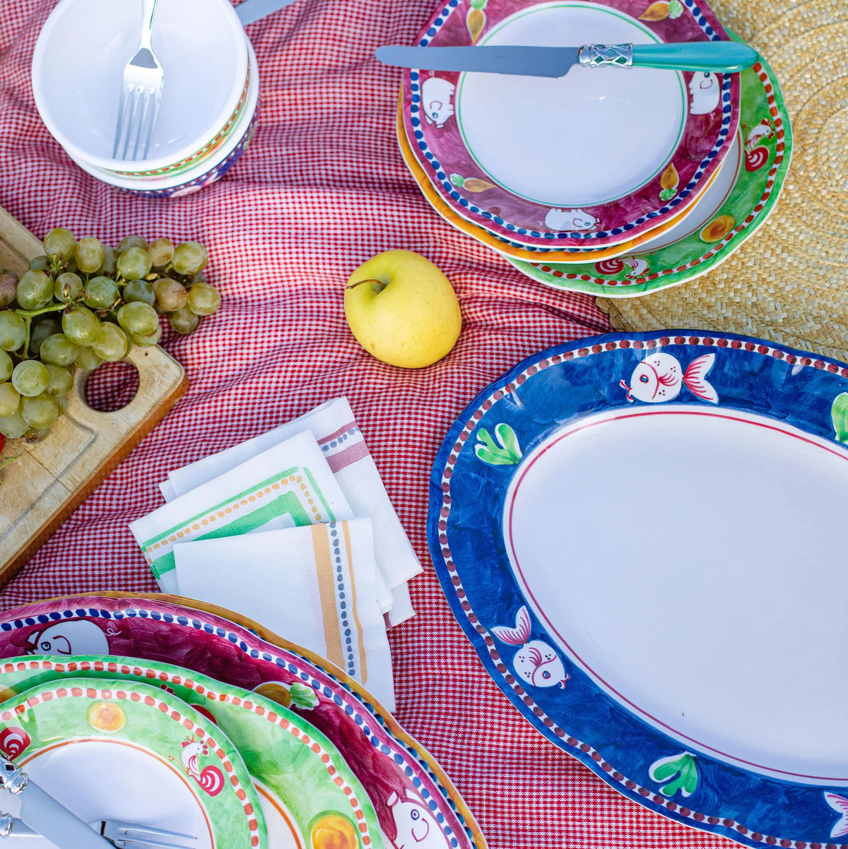 The VIETRI Melamine Campagna Salad Plate features handpainted birds, adding charm to your outdoor dining experience.