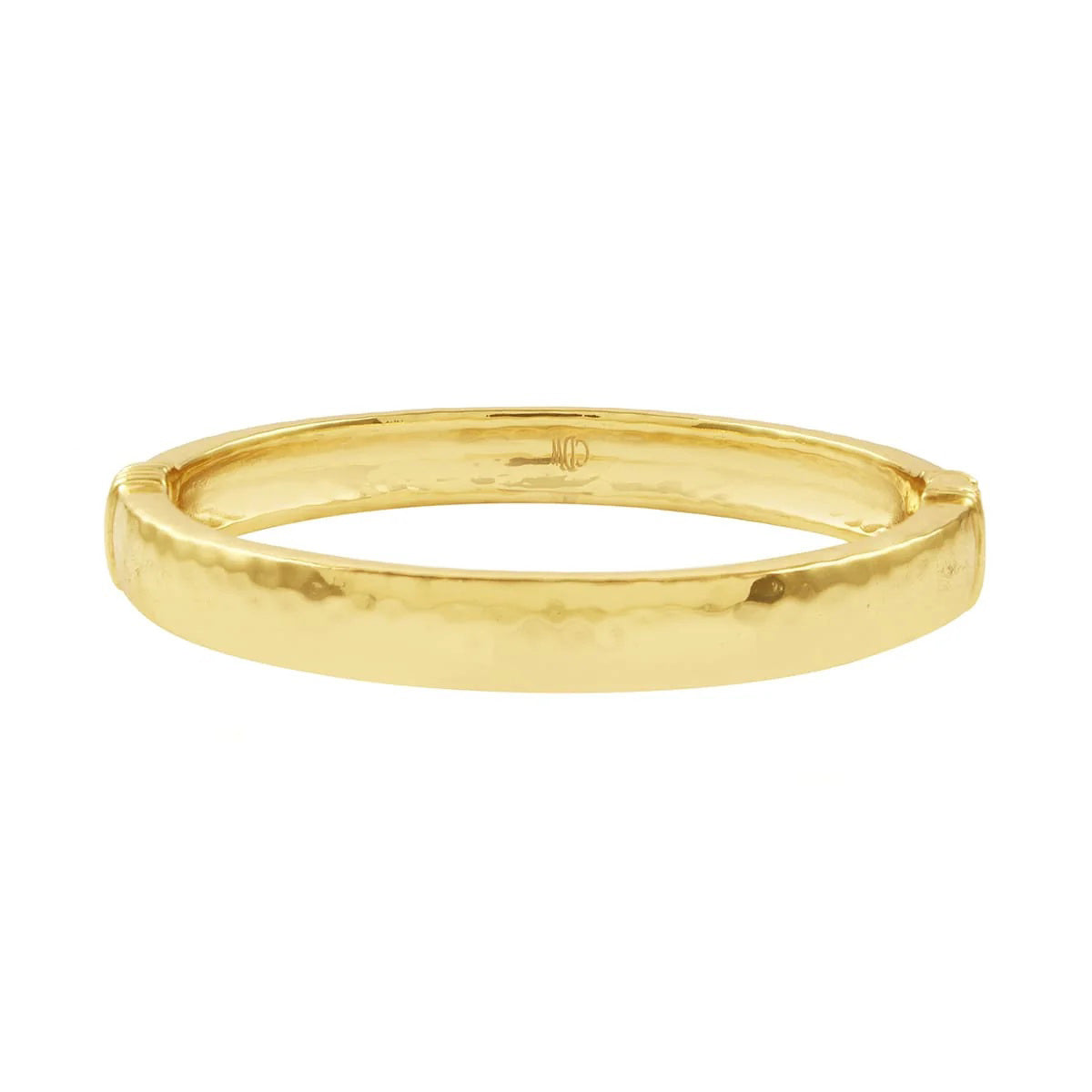 The CAPUCINE DE WULF - CLEOPATRA OVAL HINGED BANGLE SMALL/MEDIUM showcases a gleaming 18K gold plated finish with a subtly textured, hammered surface. This bangle exudes modern elegance through its simplistic, smooth oval design and reflective surface that enhances its sophisticated allure.