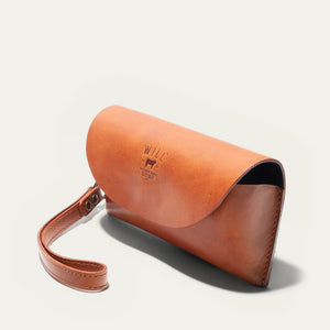 The WILL LEATHER GOODS Eyeglass Case in Cognac is a stylish accessory that adds seamless sophistication to your look, pairing perfectly with other WILL LEATHER GOODS pieces for a classic finish.