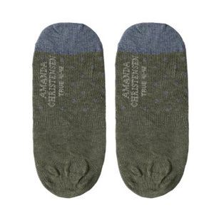 AMANDA CHRISTENSEN’s TRUE DOT INVISIBLE SOCKS IN OLIVE MELANGE are men’s luxury no-show socks crafted from a premium combed cotton blend. Featuring an olive melange hue with subtle grey polka dots and coordinated grey toes, heels, and cuffs, these socks provide refined style and all-day comfort for everyday wear.