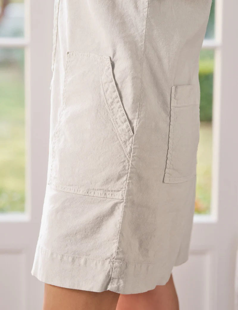 The FRANK & EILEEN Southern Ireland Utility Dress in Performance Linen Cement features long sleeves, a collared button-down front, and four large pockets—an ideal everyday dress. Shown flat on a white background.