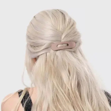 A pink card presents the KITSCH - FLAT LAY CLAW CLIP 3 PCS, featuring three clips in gradient shades of pink and mauve, from light to dark. Adorned with a logo and text, it emphasizes their crafting from recycled plastic.