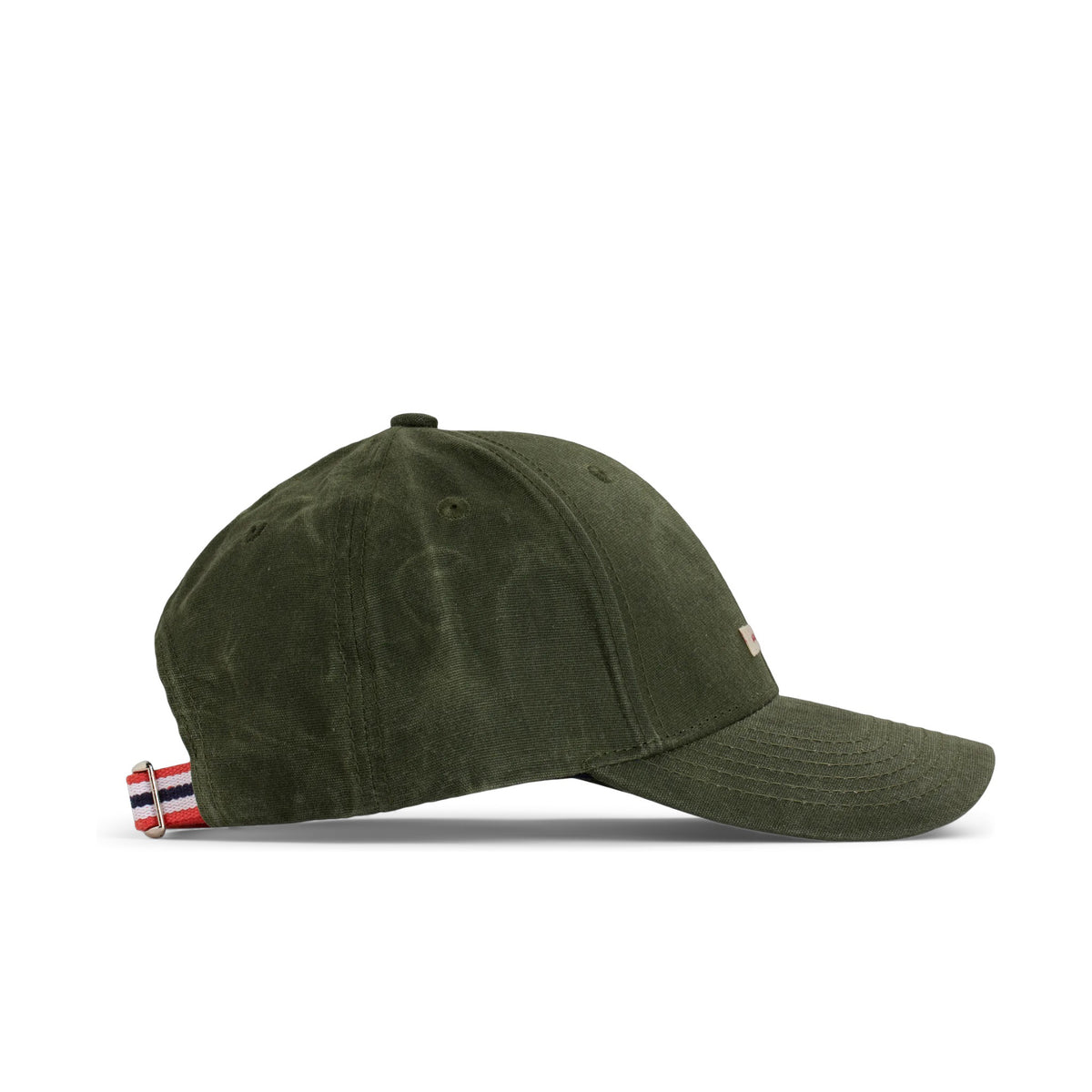 The AMUNDSEN SPORTS - WAXED COTTON CAP in navy blue is shown from the side against a plain white background, featuring a curved brim and an adjustable strap with a red, white, and black checkered norgesreima design.