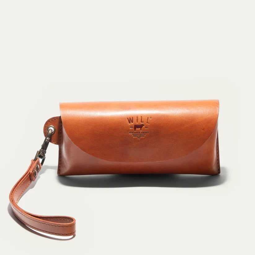 The WILL LEATHER GOODS Eyeglass Case in Cognac is a stylish accessory that adds seamless sophistication to your look, pairing perfectly with other WILL LEATHER GOODS pieces for a classic finish.