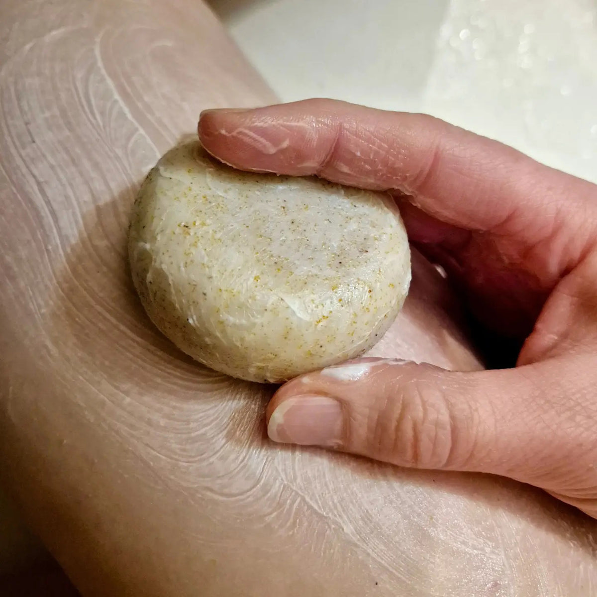 The L’AUGUSTE PROVENCE Set of Handcrafted French Soaps features three round soaps in a white box, with the left soap topped with dried lavender—an elegant Provence-inspired gift set.