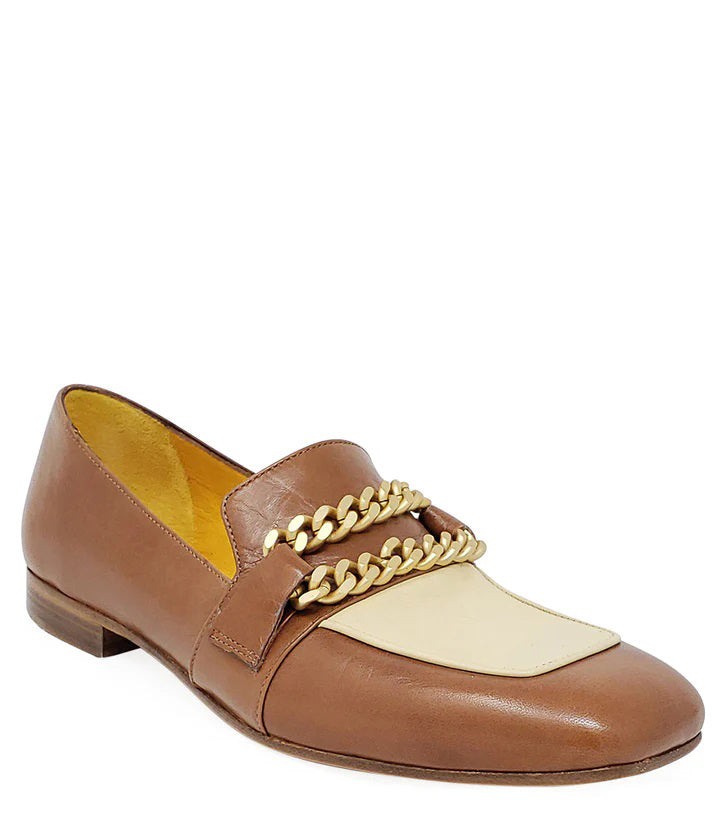 The FLAT TWO TONE LOAFER WITH CHAIN by MADISON MAISON is a stylish flat loafer crafted from the finest leathers. It features a light beige vamp adorned with two gold chain embellishments on the upper. Designed for maximum comfort, this brown leather beauty boasts a classic slip-on design and a low heel.