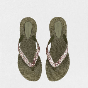The LINES OF DENMARK ILSE JACOBSEN CHEERFUL FLIP FLOPSIN ARMY GLITTER feature green braided soles and shiny black and pink glittery straps adorned with glitter stones, displayed on a plain white background.