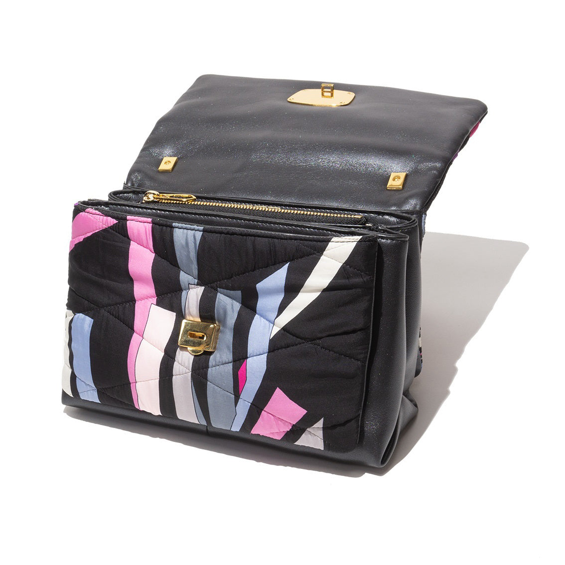 The VINTAGE SCARF AND LEATHER HANDBAG (PUCCI) by MILANO MM33 is a stylish lambskin bag featuring a gold chain strap and a geometric pattern on the flap. Designed with prominent abstract stripes in black, white, pink, purple, and blue, the flap is elegantly closed with a gold buckle. This exquisite accessory proudly bears the mark of Italian craftsmanship.