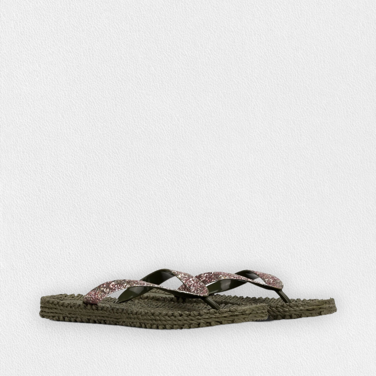 The LINES OF DENMARK ILSE JACOBSEN CHEERFUL FLIP FLOPSIN ARMY GLITTER feature green braided soles and shiny black and pink glittery straps adorned with glitter stones, displayed on a plain white background.